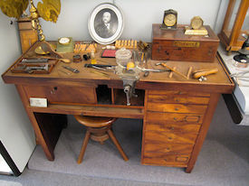 Louis Brandts arbejdsbord udstillet på Omega museet i Bienne, Schweitz. Billede tilhørende wikipedia.